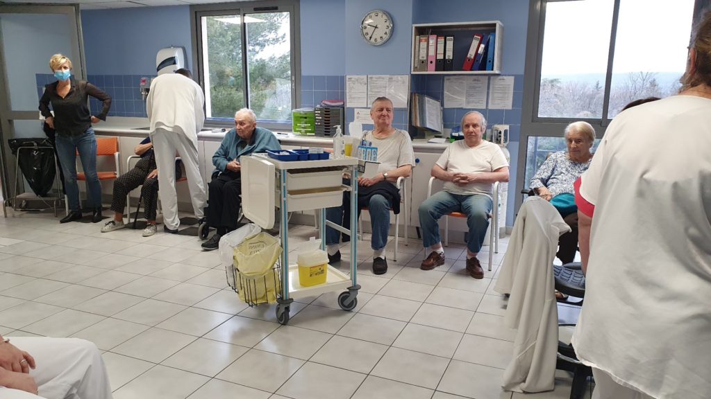 Lancement de la vaccination contre la Covid-19 à la maison de retraite Sainte Victoire à Aix en Provence